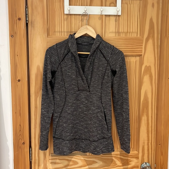 Lululemon long sleeve work out zip up sweater - sz 6 - Picture 2 of 2